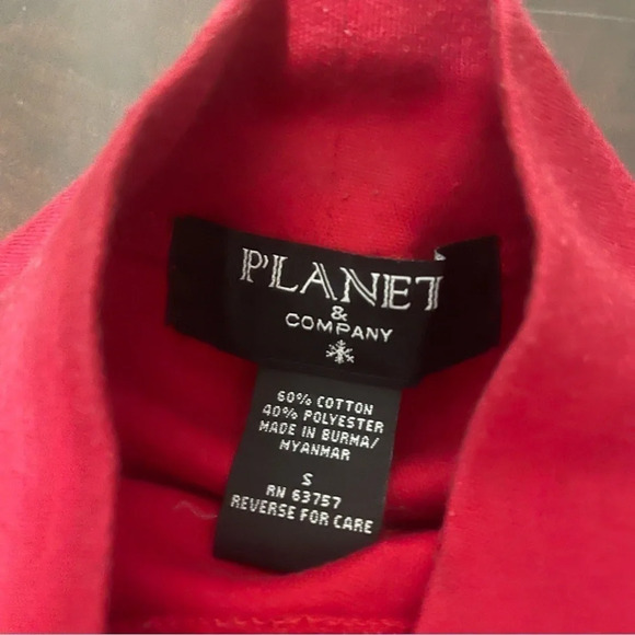 Planet & Company Long Sleeve Turtle Neck Women’s Small Red Gingerbread Design - Picture 3 of 7